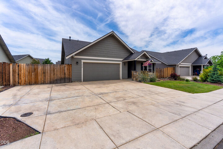Property Photo:  432 NE Oak Avenue  OR 97756 