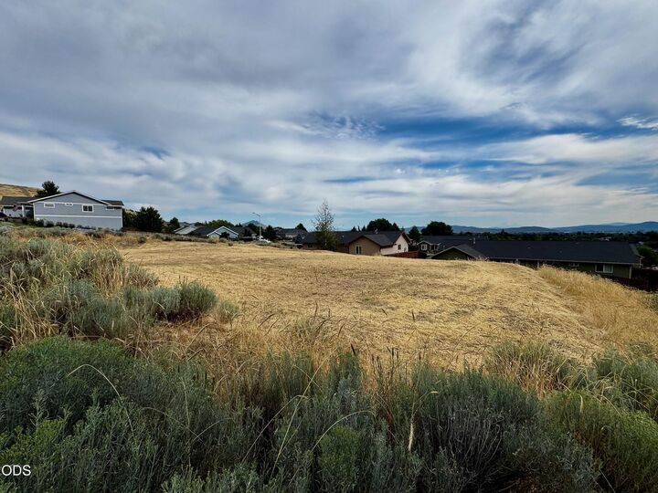 Property Photo:  866 Westview Drive  OR 97603 