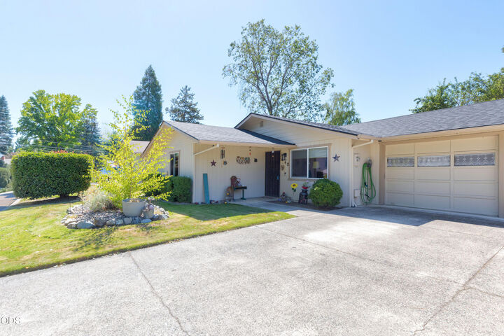 Property Photo: 640 SW Sunwood Way OR 97526