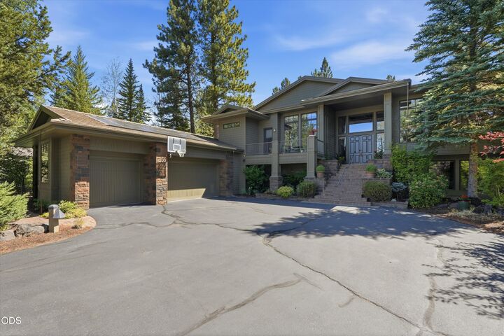 Property Photo: 61712 Broken Top Drive OR 97702