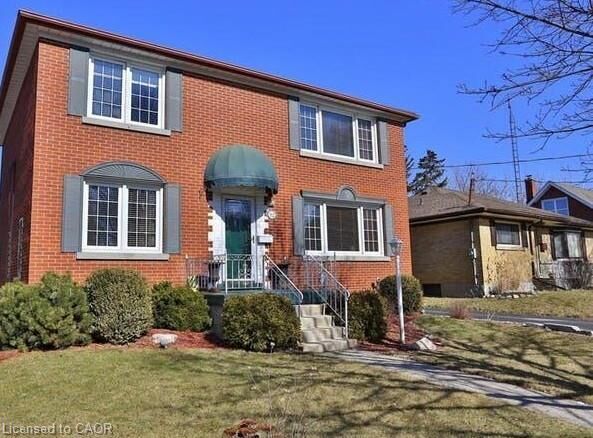 Property Photo: 92 Pattandon Avenue C ON N2M 3S5