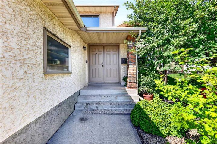 Property Photo:  14 Hawkdale Gate NW  AB T3G 2W6 