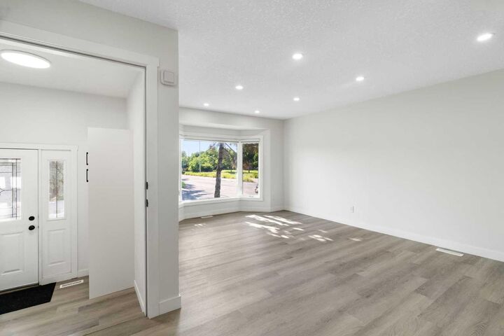 Property Photo:  3504 33 Street SE  AB T2B 2C2 