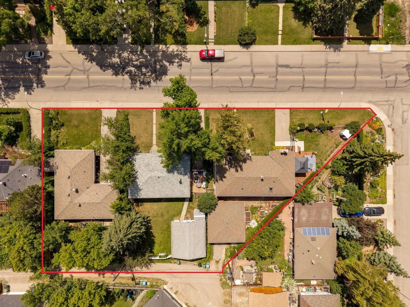 Property Photo:  4528 26 Avenue SW  AB T3E 0P9 