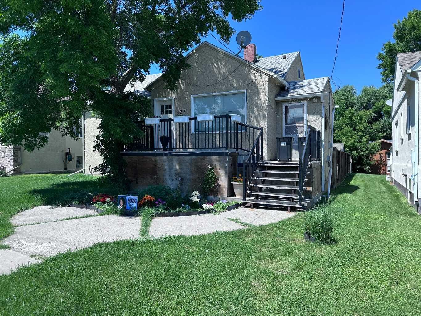 Property Photo:  225 2 Avenue W  AB T0K 0K0 