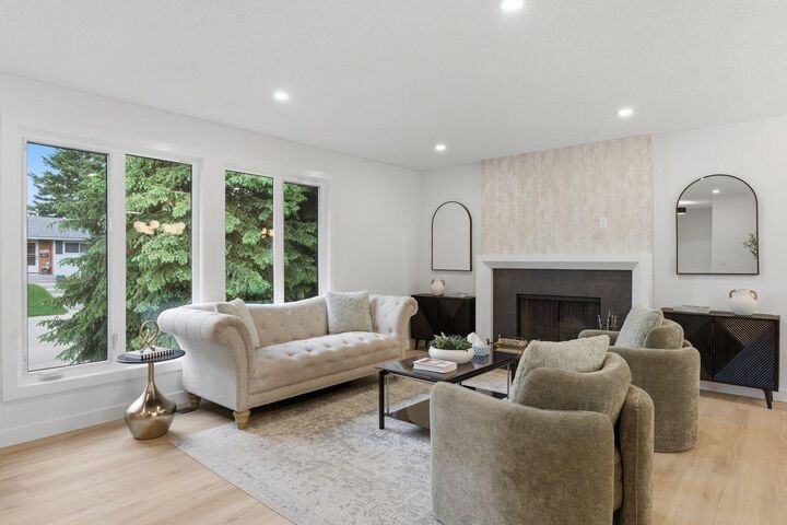 Property Photo:  4904 Valiant Drive NW  AB T3A 1X2 