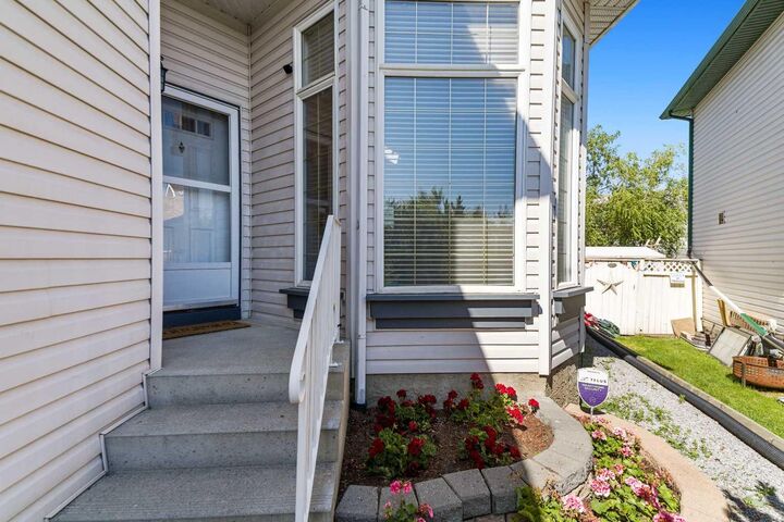 Property Photo:  160 Douglas Ridge Green SE  AB T2Z 2T3 