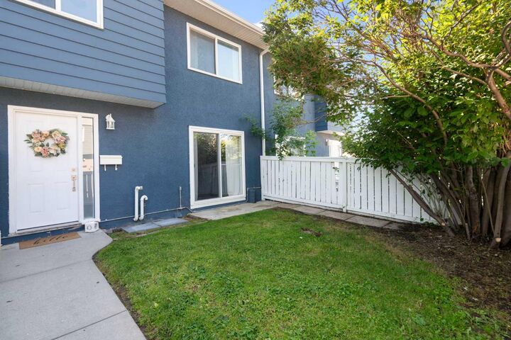 Property Photo: 251 90 Avenue SE 15 AB T2J 0A4