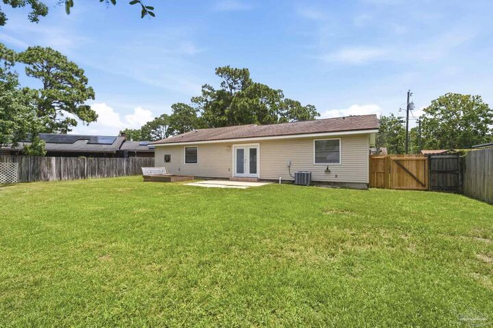 Property Photo:  1010 Aspen Ct  FL 32547 