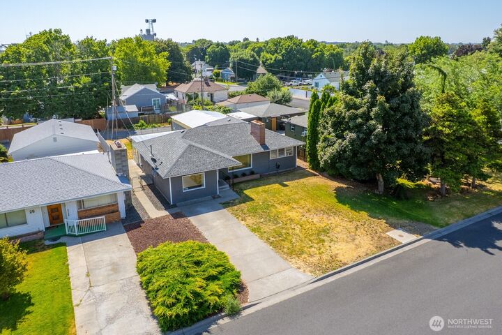 Property Photo: 36 F Street SW WA 98823