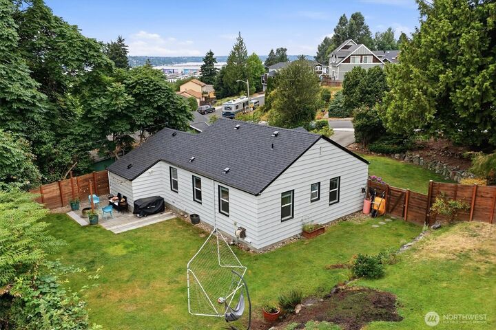Property Photo:  555  Windsor Place NE  WA 98056 