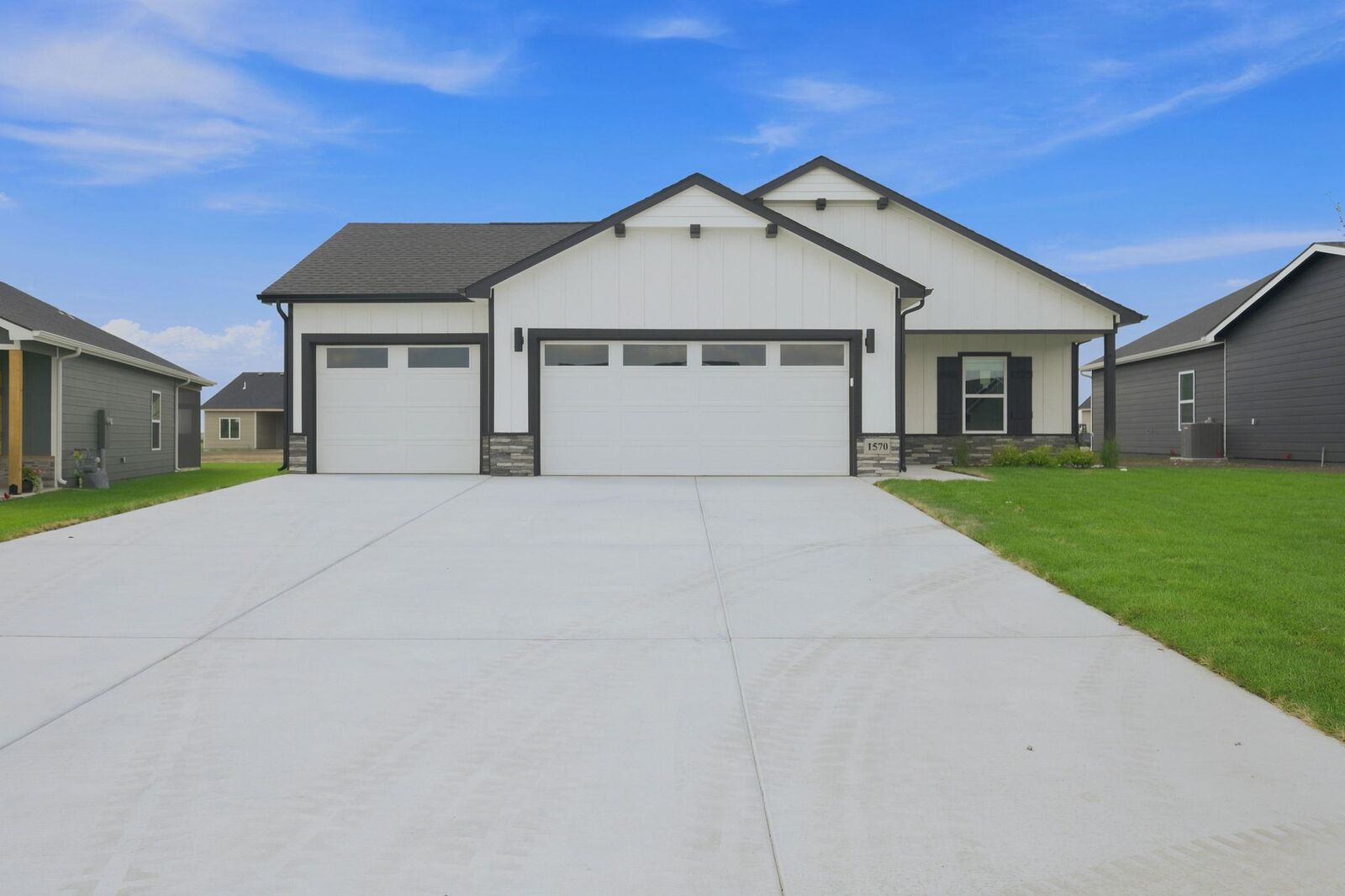 Property Photo: 1570 N Emerald Valley Dr KS 67110