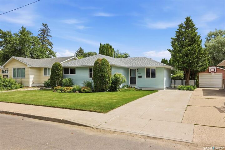 Property Photo:  2221 Munroe Avenue S  SK S7J 1S2 