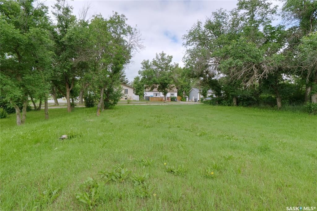 Property Photo:  221 1st Street E  SK S0H 2K0 