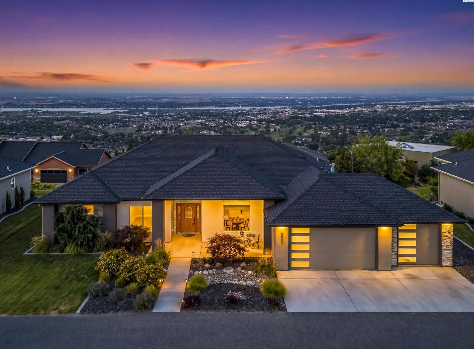 Property Photo:  2521 Falconcrest Loop  WA 99352 