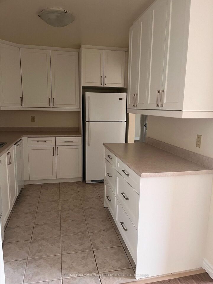 Property Photo:  131 Edgehill Drive O12  ON L4N 1L9 