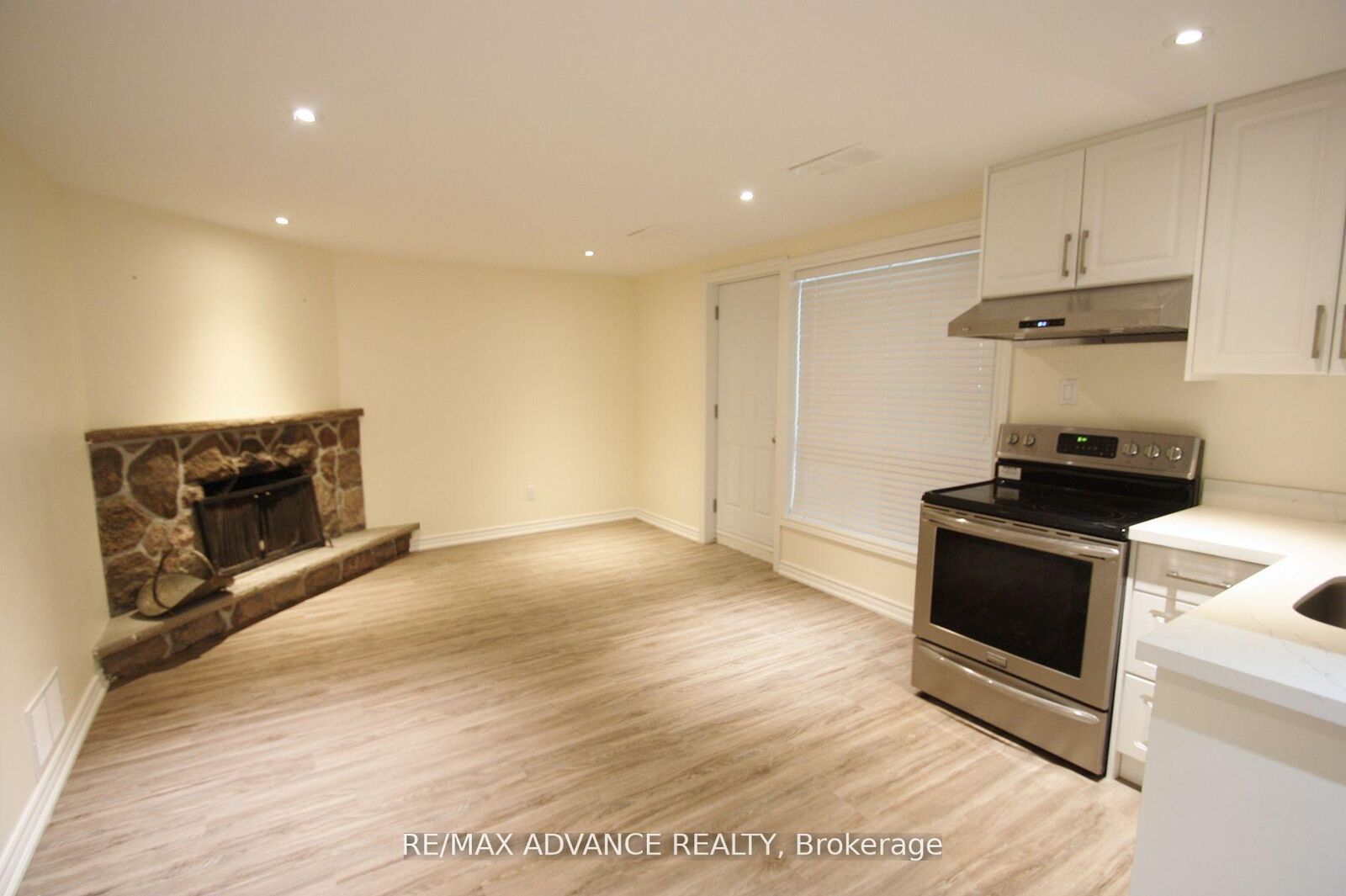 Property Photo: 33 Carluke Crescent Lower ON M2L 2H7