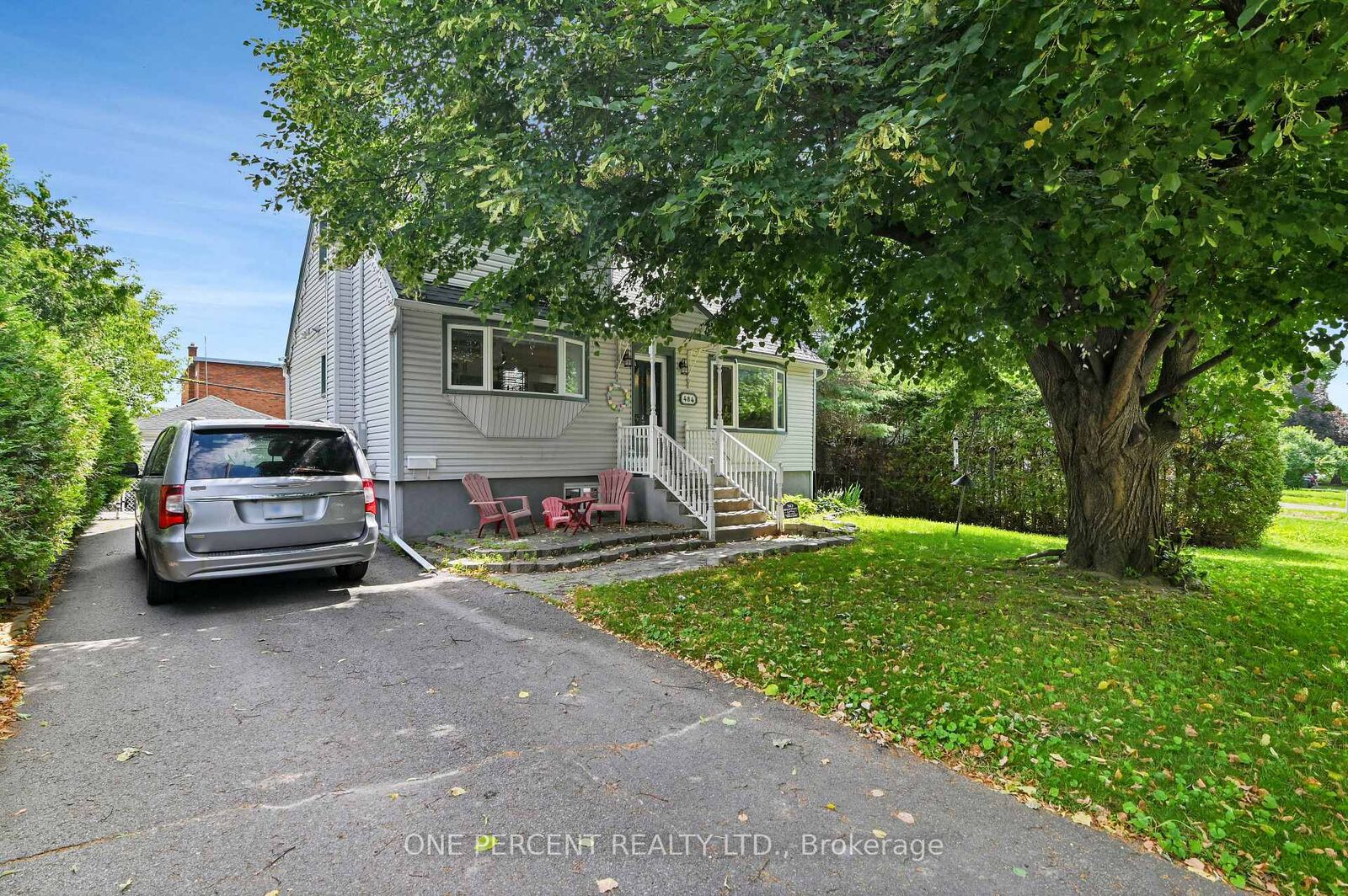 Property Photo: 484 Mutual Street ON K1K 1C8