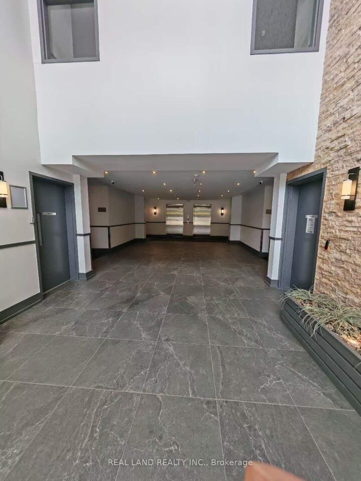 Property Photo: 570 Lolita Gardens 127 ON L5A 0A1