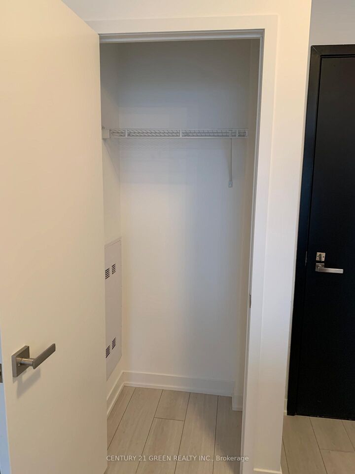 Property Photo:  31 Tippett Road 817  ON M3H 0C8 