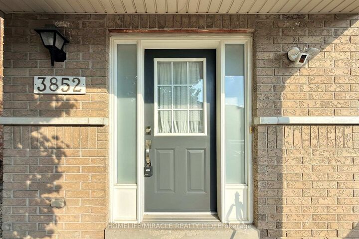 Property Photo:  3852 Brinwood Gate  ON L5M 7H2 