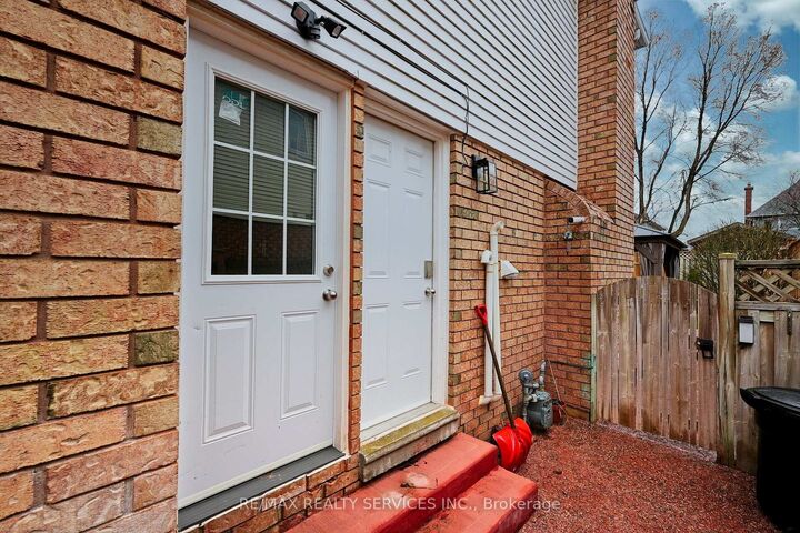Property Photo:  8 Yeoman Drive Basement Apartment  ON N3R 7S8 