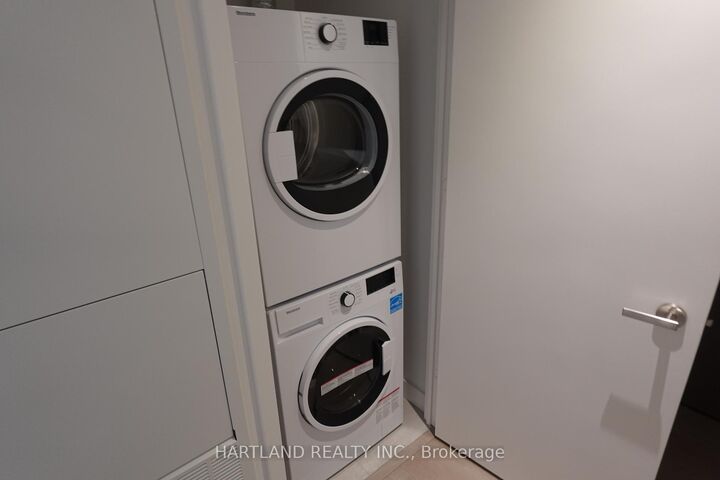 Property Photo:  448 Burnhamthorpe Road W 1801  ON L5B 0R4 