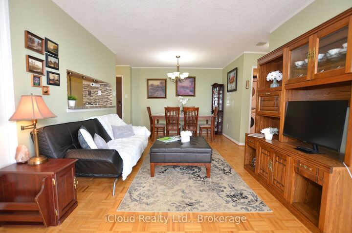 Property Photo: 50 Kingsbridge Garden Circle 915 ON L5R 1Y2