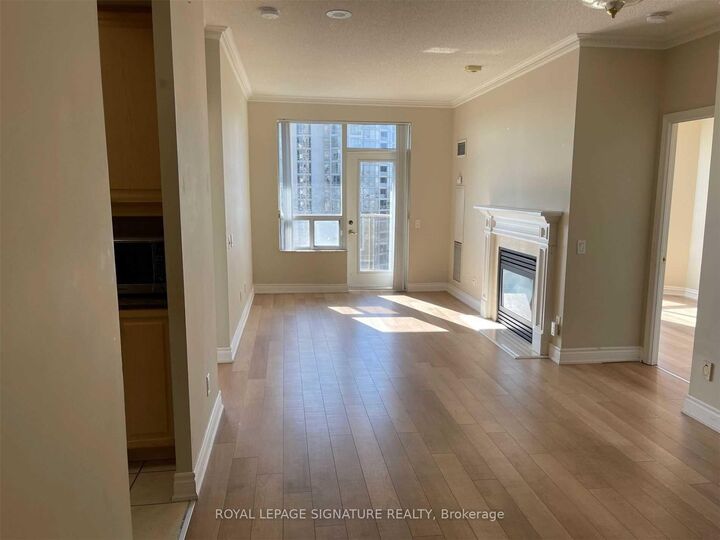 Property Photo:  25 Kingsbridge Garden Circle 2811  ON L5R 4B1 