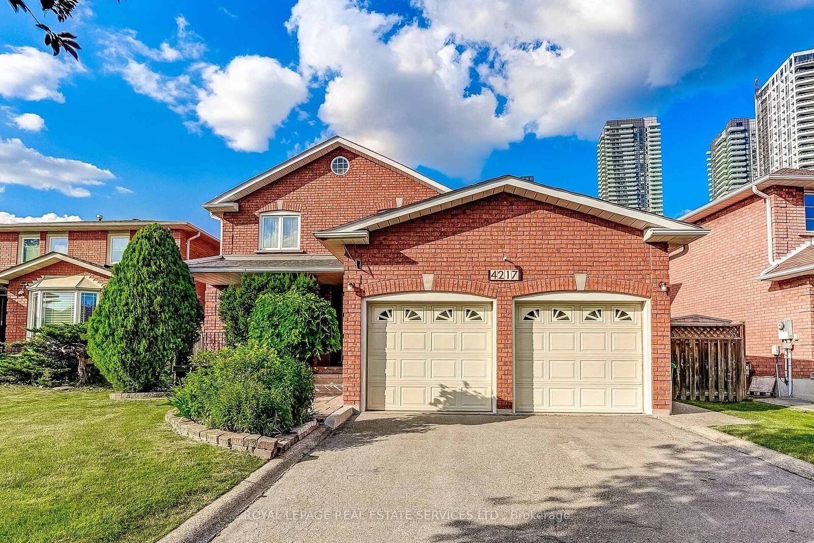 Property Photo: 4217 Schneider Court ON L5B 3N8