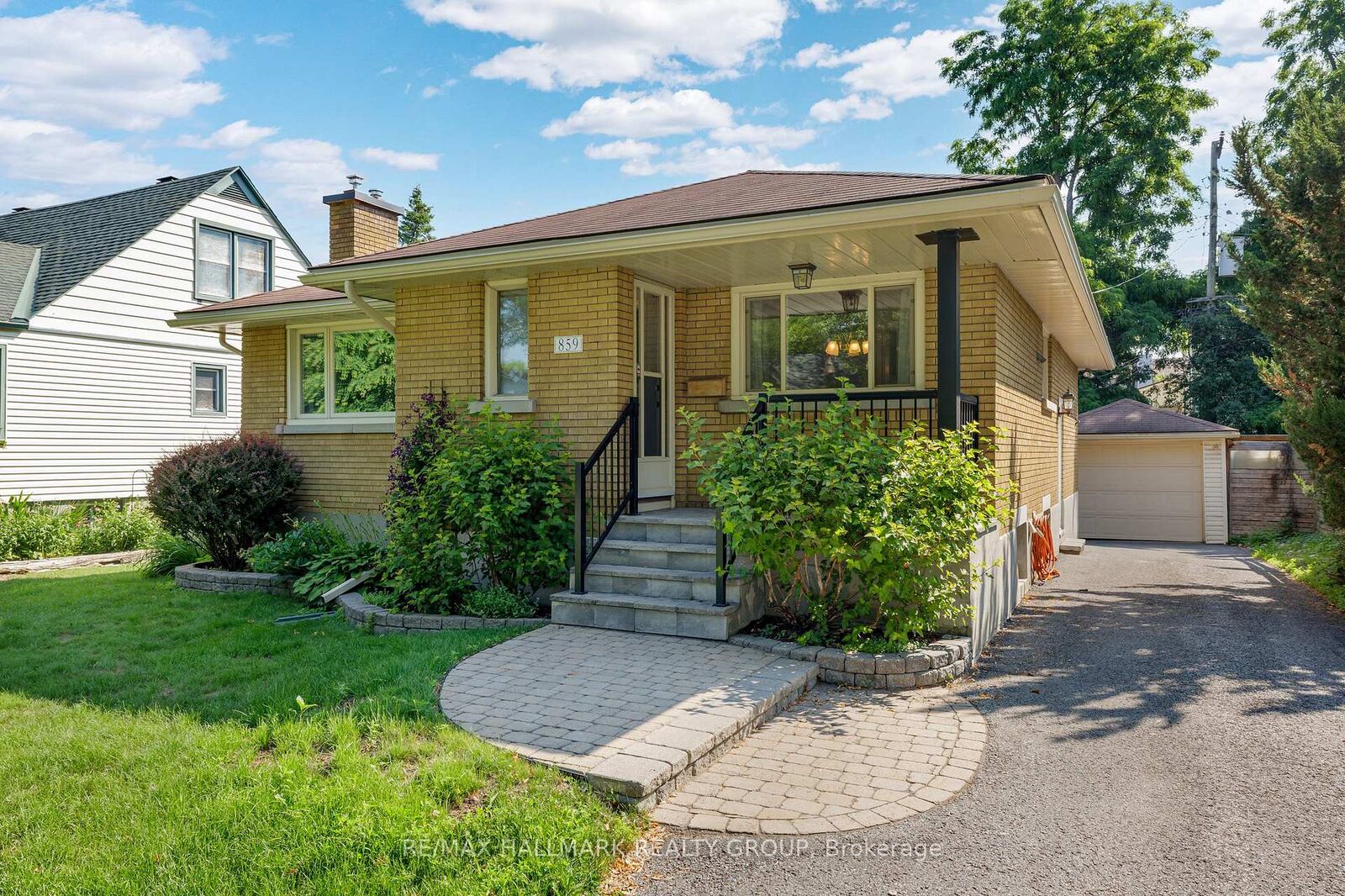 Property Photo: 859 Duberry Street ON K2A 3T2