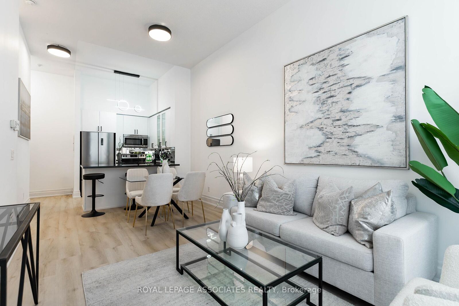 Property Photo:  111 Upper Duke Crescent 101  ON L6G 0C8 