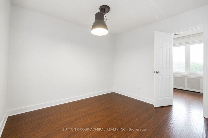 Property Photo:  193 1/2 Baldwin Street  ON M5T 1M1 