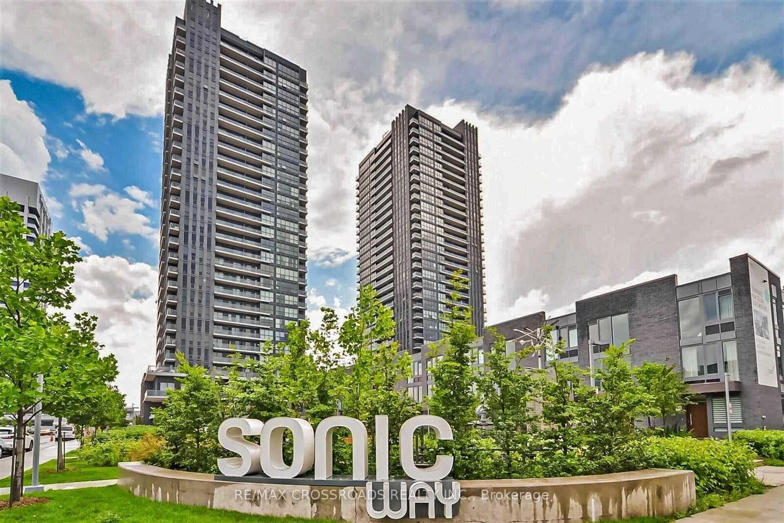 Property Photo:  2 Sonic Way 2506  ON M3C 0P2 