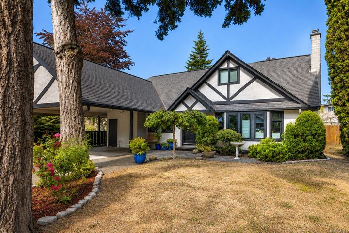 Property Photo:  4651 Alder Glen Rd  BC V0R 1N1 