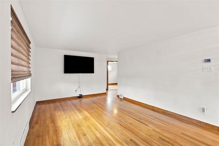 Property Photo: 1552 Orchardview Drive PA 15220