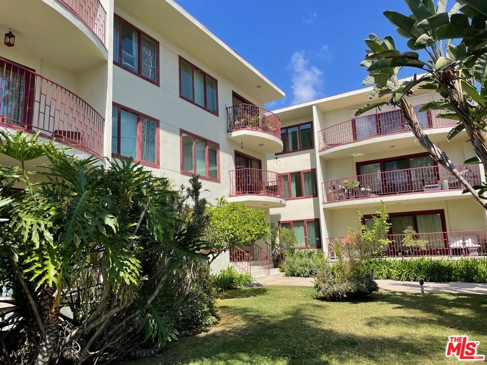 Property Photo: 3407 Huxley St CA 90027