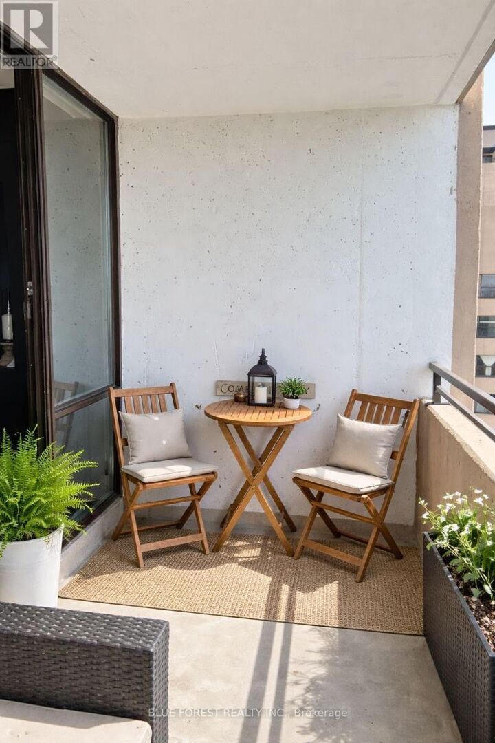 Property Photo:  389 Dundas Street West 1705  ON N6B 3L5 