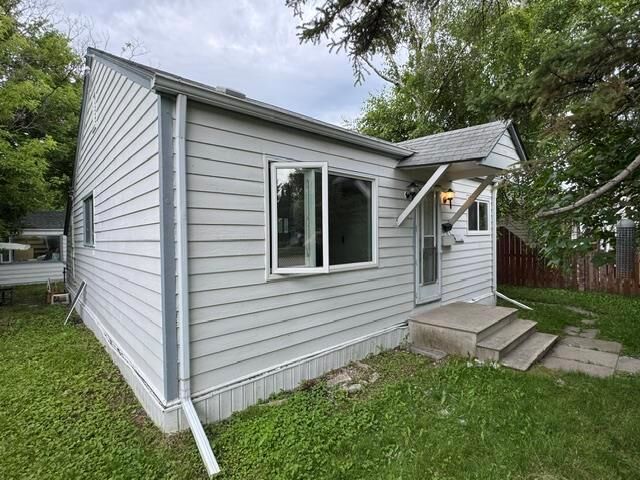 Property Photo: 729 Martin Avenue MB R2L 0Z9