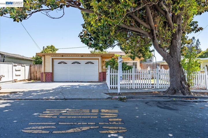 Property Photo: 1006 Lake St CA 94806