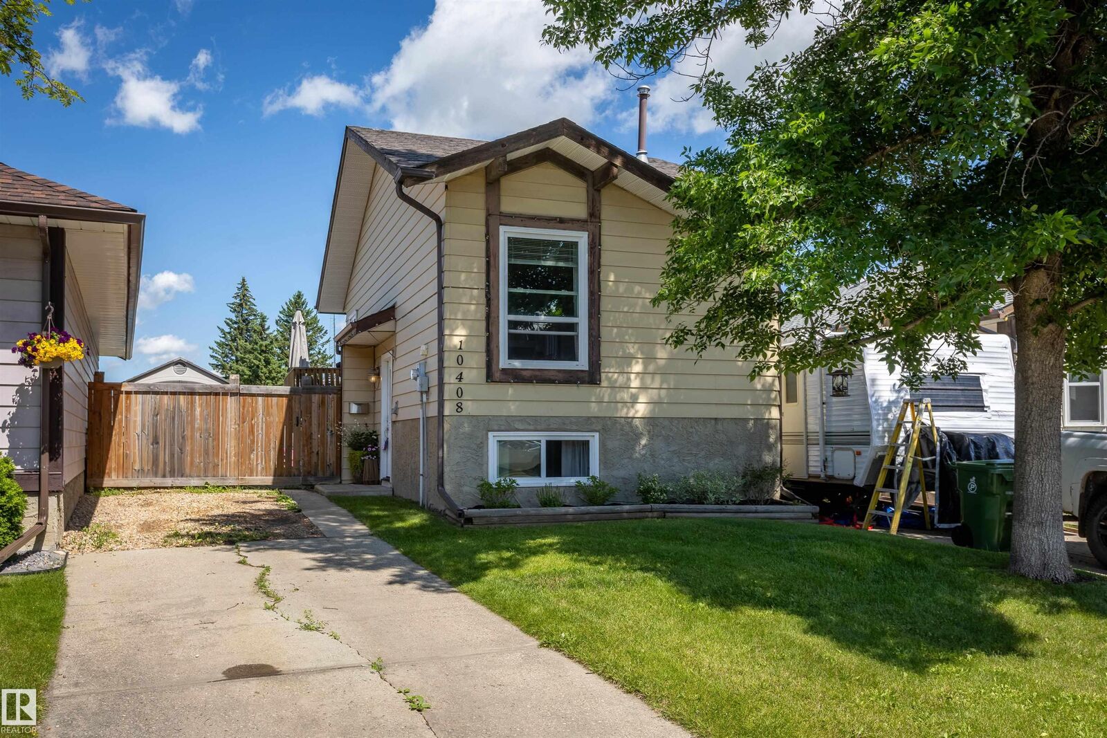 Property Photo:  10408 98 Avenue  AB T8R 1C8 