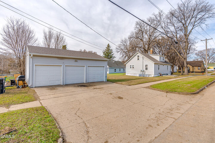 Property Photo: 725 N 18th Street ND 58501