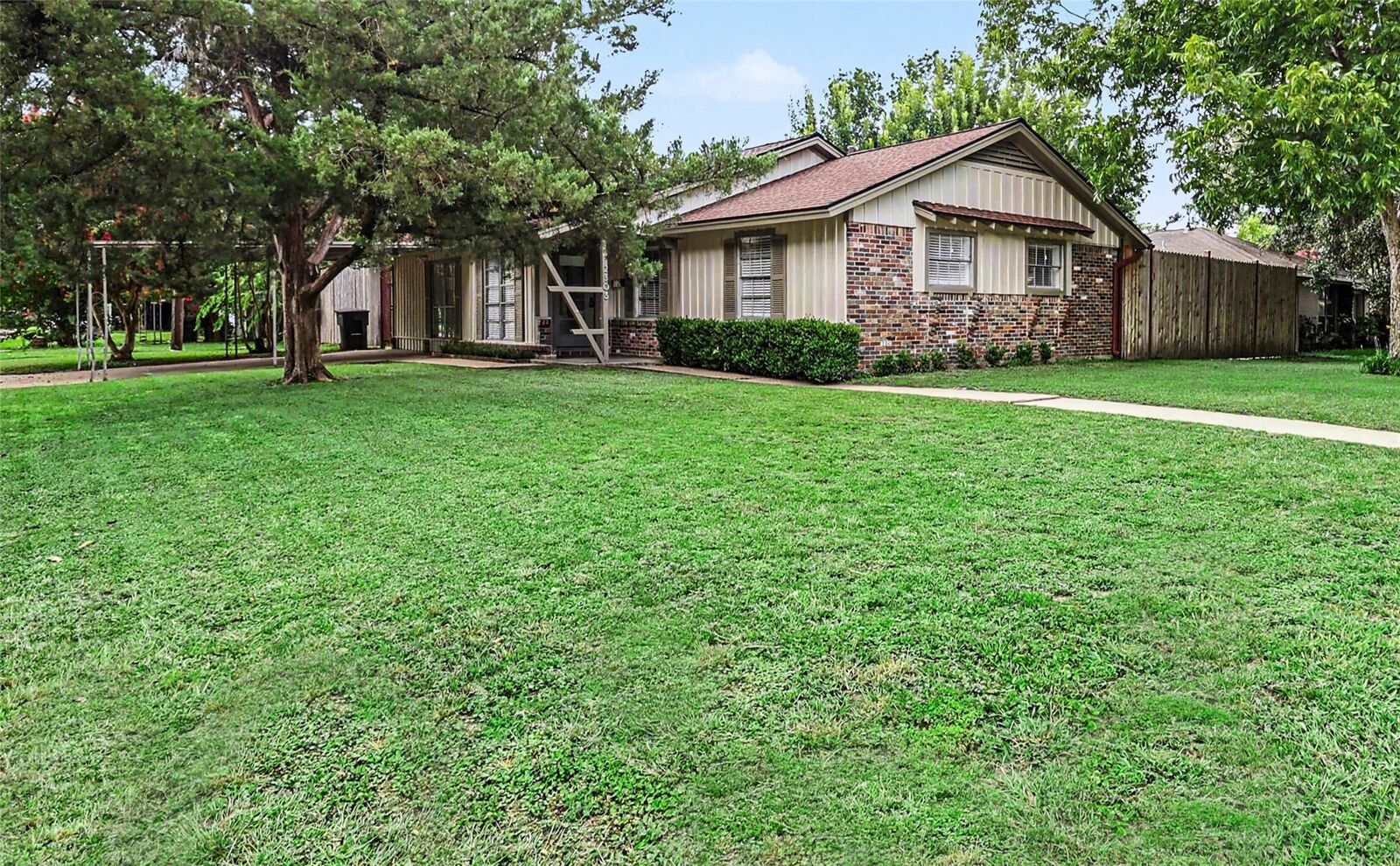 Property Photo:  2303 Bron Holly Drive  TX 77018 