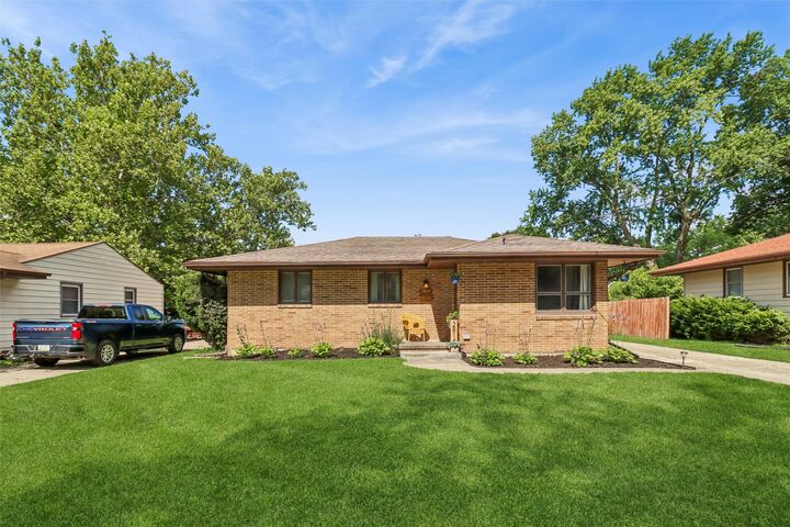 Property Photo:  2814 E 39th Street  IA 50317 