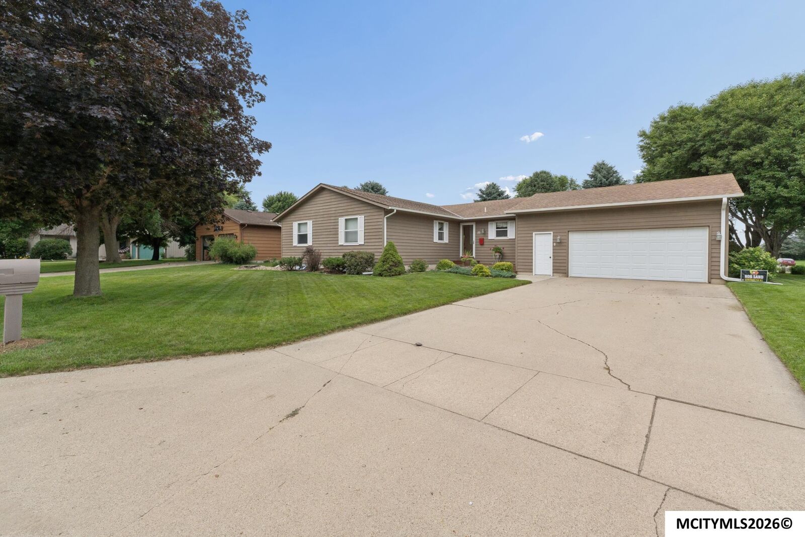 Property Photo: 25 Charlestown Sq IA 50401