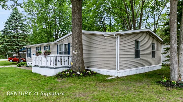 Property Photo:  505 Park Circle  MI 48420 