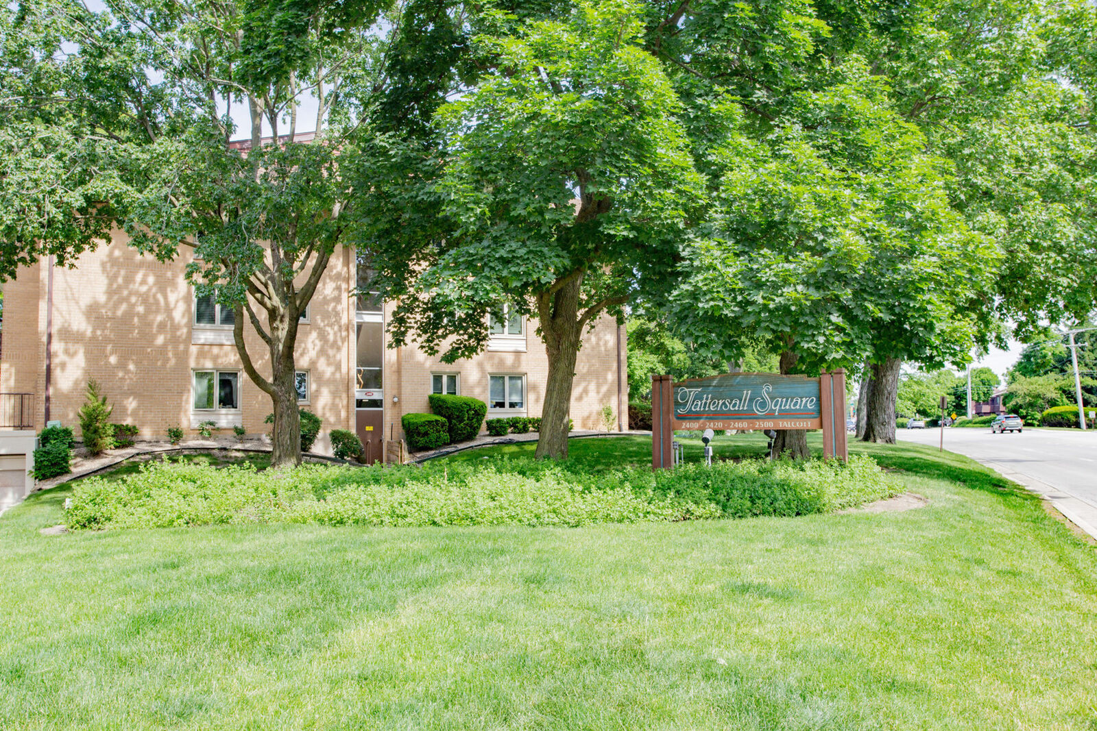 Property Photo: 2420 W Talcott Road 211 IL 60068