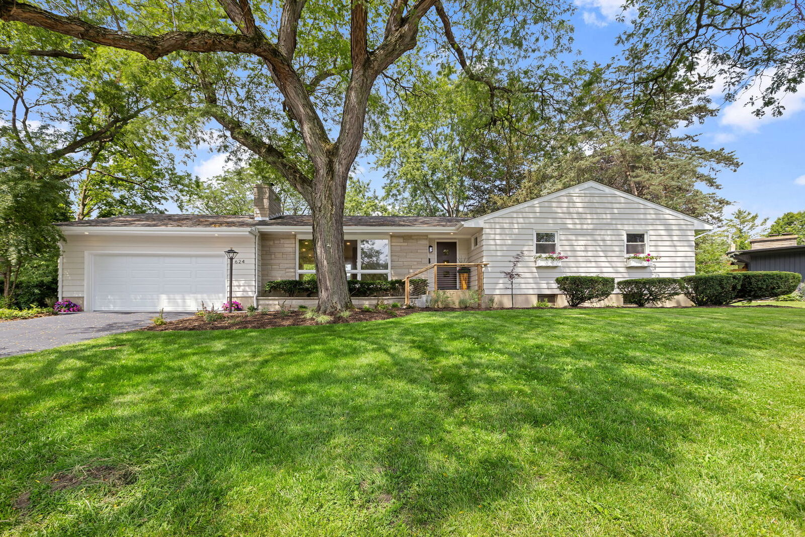 Property Photo: 624 Willow Lane IL 60134
