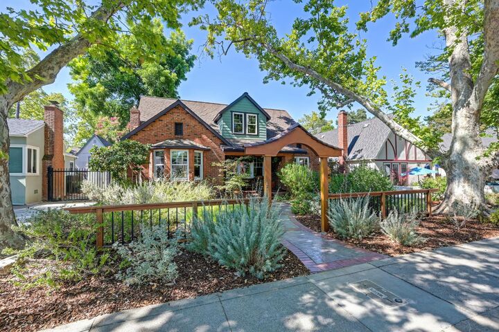 Property Photo:  2509 10th Avenue  CA 95818 