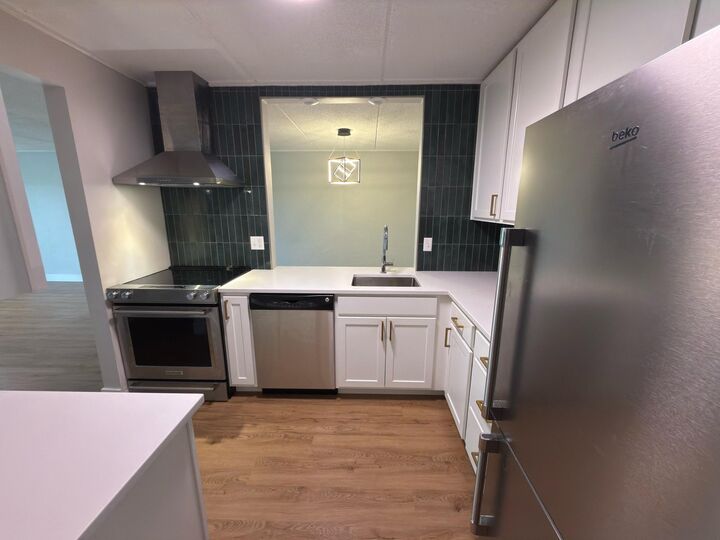 Property Photo:  10501 Cedar Lake Road 511  MN 55305 